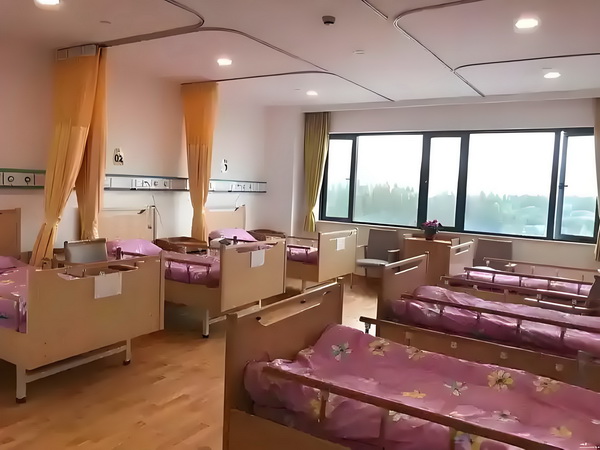 孟佳全黑穿搭酷帅有型！笑容明媚眼神有戏娱图社